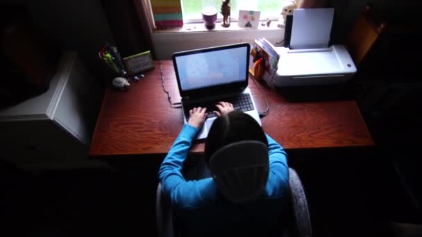 Ein Kopfschuss Einer Mennonitischen Frau Die Zeitlupe Auf Einem Laptop — Stockvideo