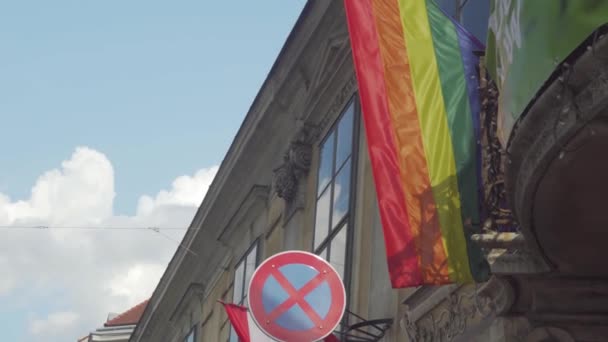 Bandeira Orgulho Pendurada Lado Sinal Sem Estacionamento Aludindo Movimento Dos — Vídeo de Stock