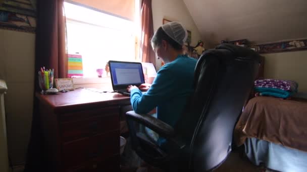 Молодая Меннонитская Женщина Улыбается Разговаривает Работая Компьютером Столом Замедленной Съемке — стоковое видео