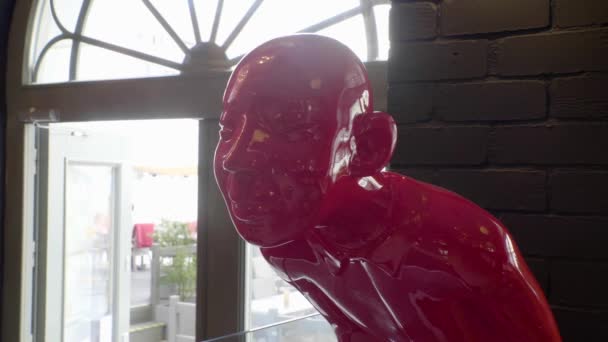 Estátua Homem Saudação Vermelho Visto Restaurante Chinês — Vídeo de Stock