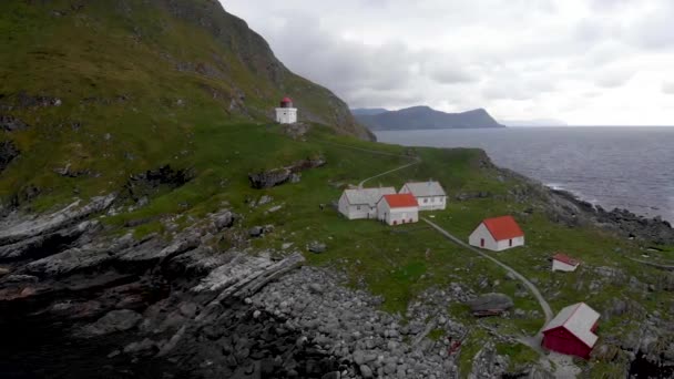 ノルウェーのルンドにある絵のように美しい海辺の家 Aerial Pull Back — ストック動画