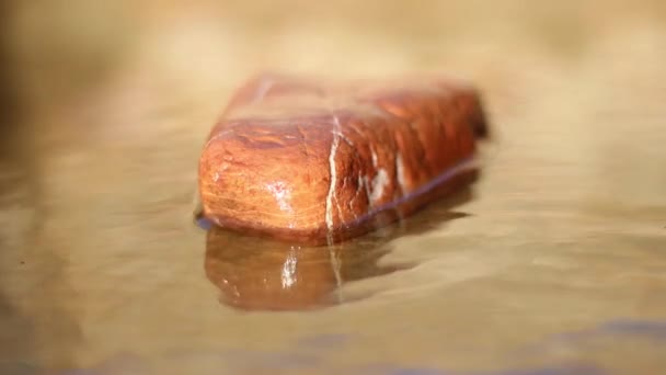 Primer Plano Piedra Roja Agua — Vídeos de Stock