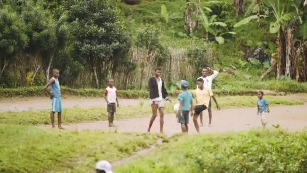 Бедные Африканские Дети Играют Футбол Земле Портативный Компьютер — стоковое видео