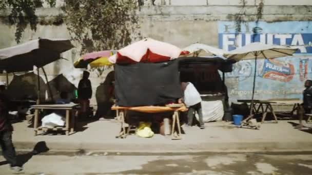 Passando Mercato Strada Africano Antananarivo Madagascar Gente Vende Compra Cose — Video Stock