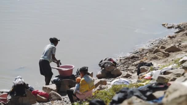 Pobres Mujeres Lavando Ropa Río Africano Cámara Lenta — Vídeos de Stock