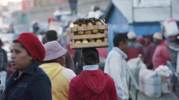 Landschap Van Een Afrikaanse Drukke Weg Antananarivo Veel Mensen Lopen — Stockvideo