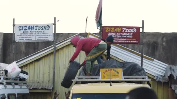 Pauvres Hommes Chargeant Toit Une Voiture Antananarivo Portable — Video