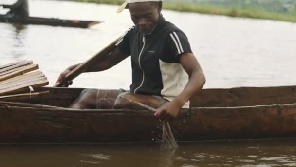 Африканский Рыбак Затаскивает Сеть Лодку Вытаскивает Рыбу Сети Ручной Легкий — стоковое видео
