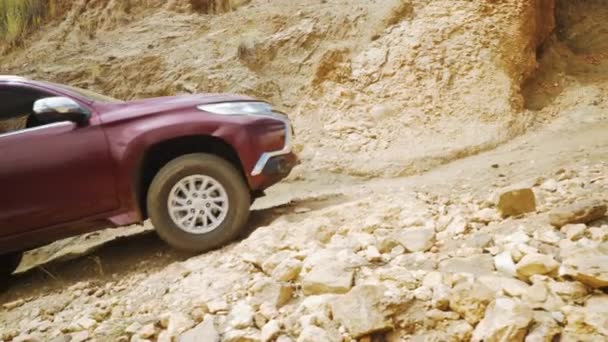 Mitsubishi Geländewagen Fährt Steilen Und Holprigen Abhang Hinauf — Stockvideo