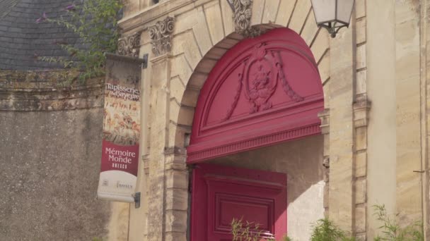 Aufnahme Des Schildes Des Wandteppichmuseums Von Bayeux Und Des Eingangstores — Stockvideo