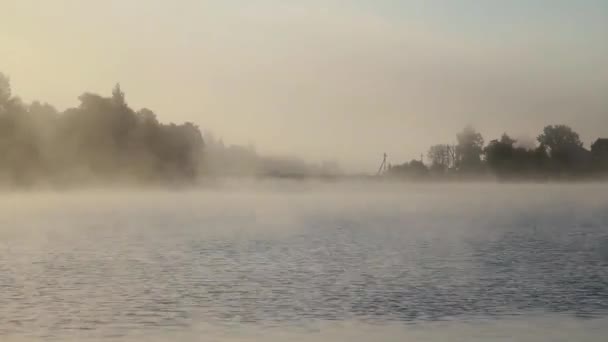 Nebel Über Fluss Und Brücke Zeitraffer Des Nebligen Sommermorgens — Stockvideo