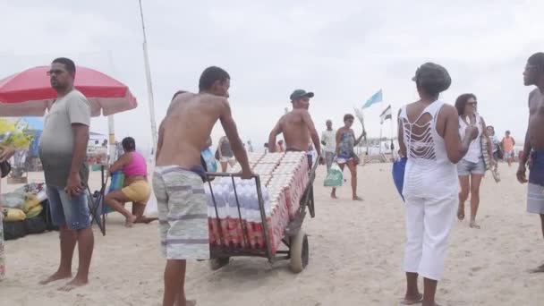 Στην Παραλία Copacabana Στο Ρίο Ντε Τζανέιρο Βραζιλία — Αρχείο Βίντεο