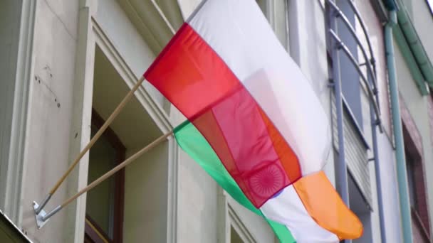 Banderas Cámara Lenta Polacas Indias Ondeando Juntas Viento — Vídeos de Stock