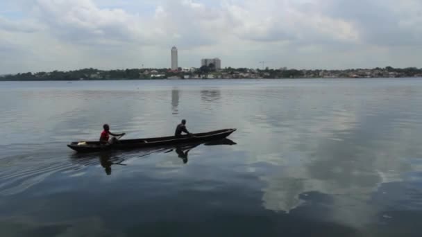 Två Män Pirogue Bri Lagun Abidjan Elfenbenskusten — Stockvideo