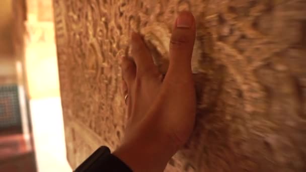 Pomalu Dotýká Starobylých Zdí Alhambra Granadě Španělsko Dlaní Ruky — Stock video