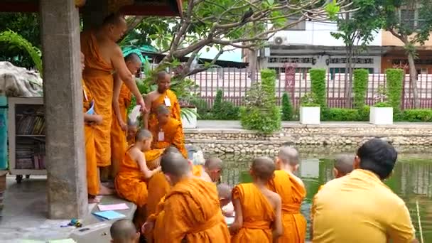 Szerzetesek Csoport Mellett Wat Prayoon Temple Turtle Lake Garden Bangkokban — Stock videók