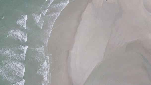 Hermoso Vuelo Sin Clasificar Drone Sobre Playa — Vídeo de stock