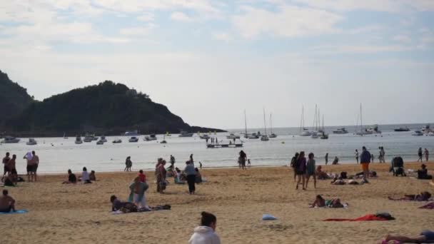 スペインの夏のビーチ参加者 Donostia San Sebastian — ストック動画