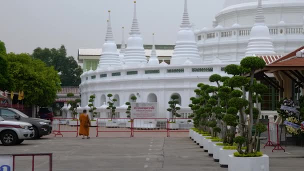 Slow Motion Pan Wat Prayoon Temple Bangkok Ταϊλάνδη Monk Περνώντας — Αρχείο Βίντεο