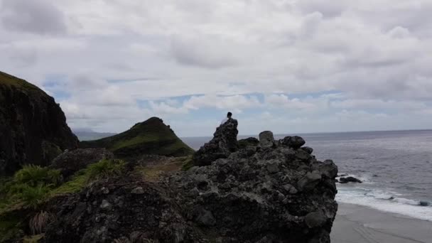 Jonge Man Klimmend Naar Een Rots Bij Zee Batanes Filippijnen — Stockvideo