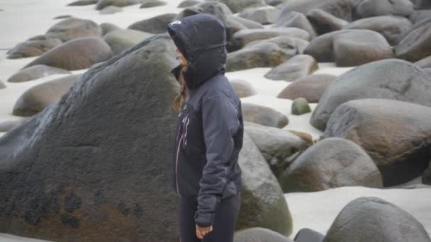 Eine Frau Mit Langen Haaren Winterjacke Schlendert Zwischen Felsen Einem — Stockvideo