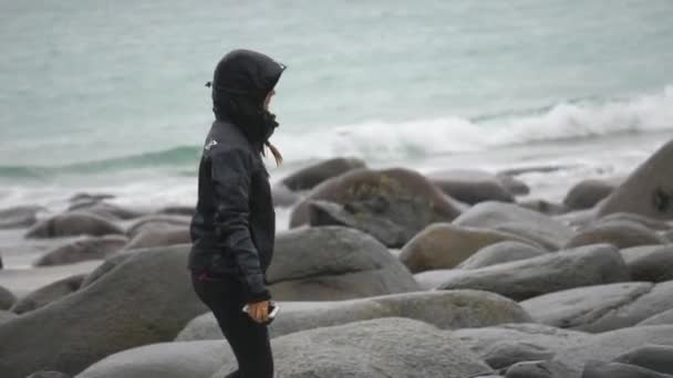 Visão Câmera Lenta Uma Jovem Mulher Magra Andando Longo Uma — Vídeo de Stock