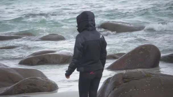 Una Mujer Camina Hacia Agua Una Playa Rocosa Unstad Noruega — Vídeos de Stock