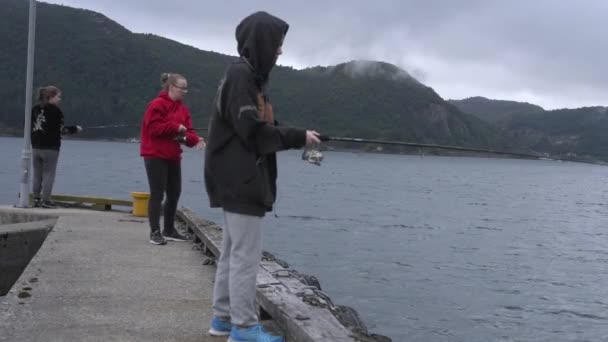 Meisjes Vissen Een Pier Een Bewolkte Dag — Stockvideo