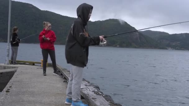 Lányok Horgásznak Mólón Egy Felhős Napon — Stock videók