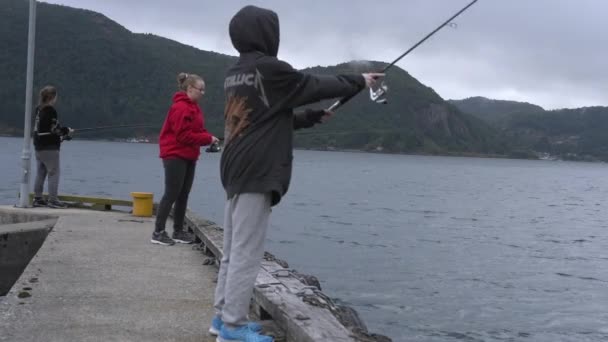 Lányok Horgásznak Mólón Egy Felhős Napon — Stock videók