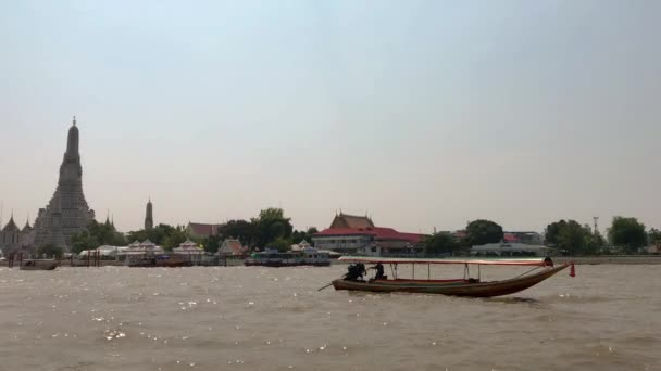 Човен Перетинає Річку Храму Ват Аран Бангкоку — стокове відео