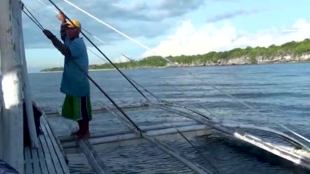 Lokale Gids Staan Aan Zijkant Van Catamaran Tijdens Het Zeilen — Stockvideo