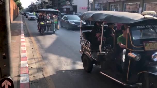 Auto Camion Che Passano Una Strada Chiang Mai Durante Una — Video Stock