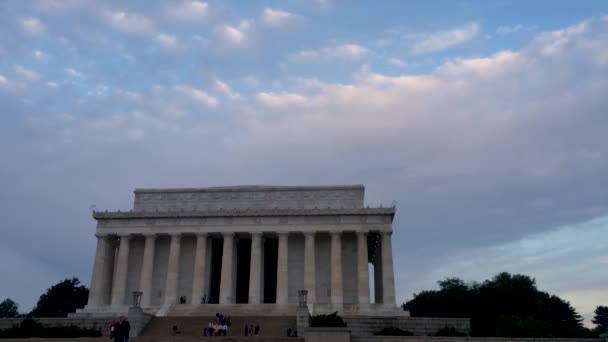 Corredores Corriendo Frente Lincoln Memorial Washington Hermosa Cubierta Nubes — Vídeo de stock
