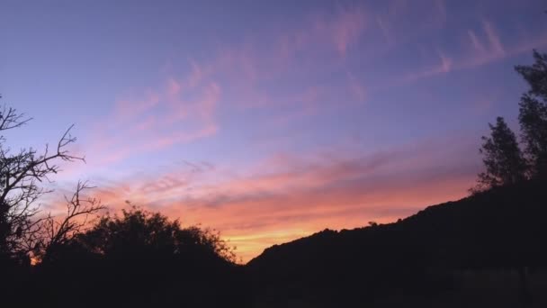 Захід Сонця Проміжок Часу Рожевими Помаранчевими Хмарами Блакитним Небом Пейзажним — стокове відео