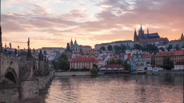 Kleiner Zeitraffer Während Die Sonne Prag Rund Die Karlsbrücke Untergeht — Stockvideo