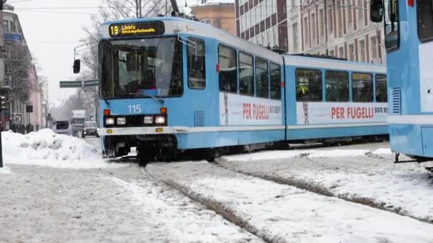 Condiciones Caóticas Tráfico Oslo Cuando Nieve Comienza Caer Grandes Trozos — Vídeos de Stock