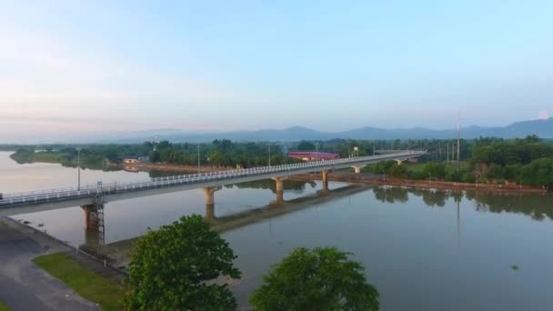 Vista Aérea Drone Uma Ponte Que Conecta Comunidades Longo Córrego — Vídeo de Stock