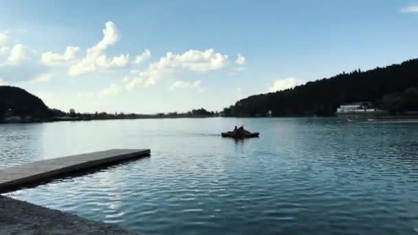 Motion Time Lapse Lake Many Paddle Boats Beautiful Day Clouds — Vídeo de stock