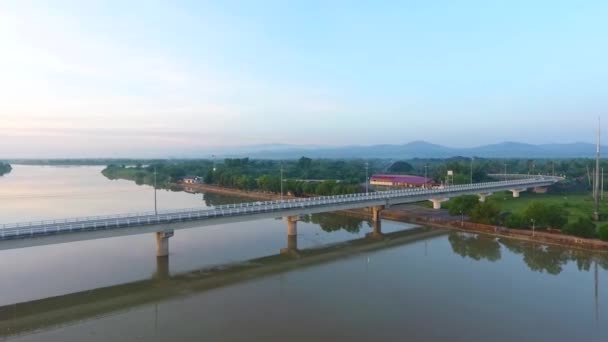 Vista Aérea Puente Que Conecta Comunidades Largo Una Corriente Fluvial — Vídeo de stock