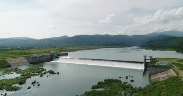 Luftaufnahme Des Wasserflusses Des Staudammreservoirs Der Nationalen Bewässerungsbehörde Das Gebaut — Stockvideo