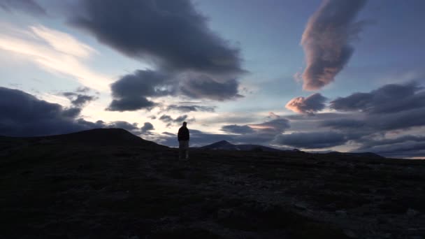 Ein Mann Der Abends Einen Berg Hinuntergeht Der Himmel Ist — Stockvideo