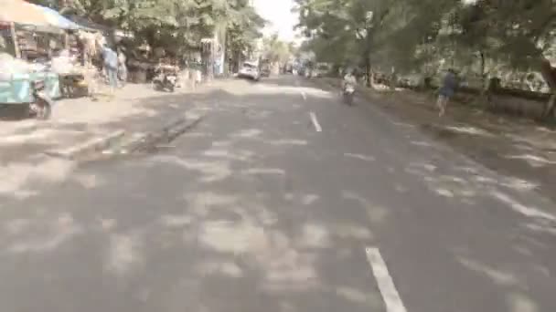 越野车在印度尼西亚巴厘岛的公路上骑着滑板车在乡间度假 — 图库视频影像
