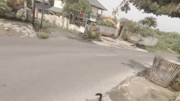 Pov乗馬スクーター休暇で高速道路でバリインドネシアの国側を通って — ストック動画