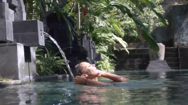 Mulher Bonita Lavar Cabelo Piscina Luxo Bali Indonesia — Vídeo de Stock