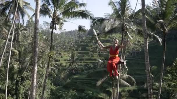 Endonezya Pirinç Tarlalarında Sallanan Güzel Bir Kadın — Stok video