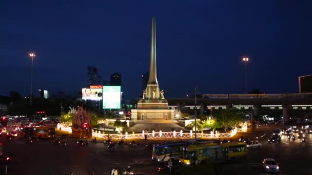 タイ王国バンコクの勝利記念碑 夜には — ストック動画