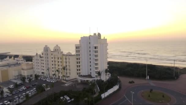Drone Πετά Πέρα Από Ξενοδοχείο Παραλία Αρκετά Κοντά Για Πιάσει — Αρχείο Βίντεο