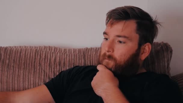 Homem Acaricia Sua Barba — Vídeo de Stock