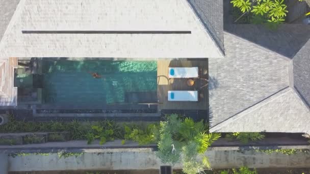 Aerial Resort Lujo Bali Con Mujer Nadando Piscina — Vídeos de Stock